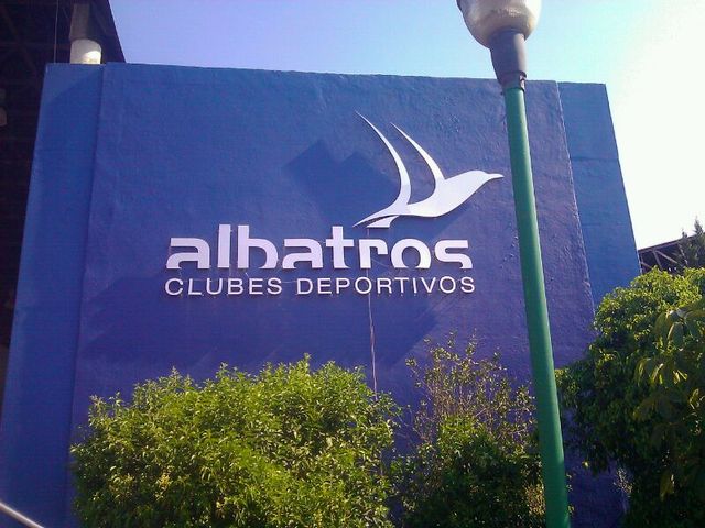 Logo ALBATROS Letras en aluminio cepillado plata INSTALADO EN CUAUTITLAN EDO DE MEX