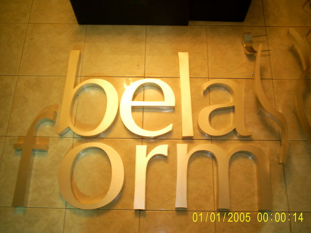 BELAFORM letras en aluminio dorado